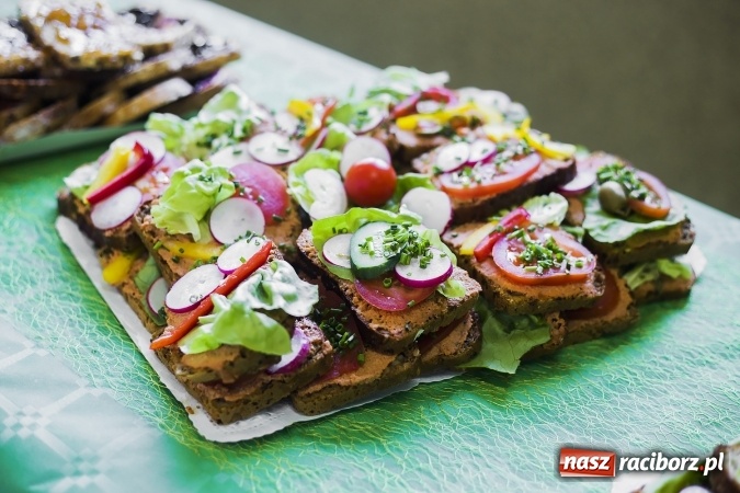 Zdjęcie w galerii na portalu naszraciborz.pl: Konkurs i śniadanie ekologiczne w II LO wiadomości z regionu