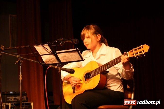 Zdjęcie w galerii na portalu naszraciborz.pl: XVI Gminny Przegląd Zespołów Artystycznych w Krzanowicach wiadomości z regionu