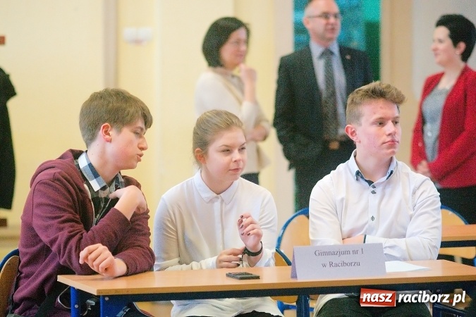 Zdjęcie w galerii na portalu naszraciborz.pl: VI powiatowy Konkurs Wiedzy Ekonomicznej za nami. Gimnazjaliści z Kuźni Raciborskiej najlepsi wiadomości z regionu