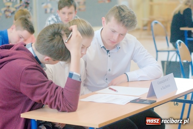 Zdjęcie w galerii na portalu naszraciborz.pl: VI powiatowy Konkurs Wiedzy Ekonomicznej za nami. Gimnazjaliści z Kuźni Raciborskiej najlepsi wiadomości z regionu