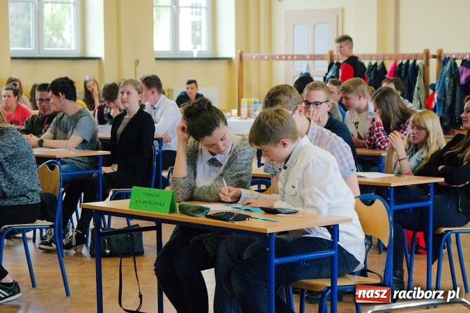 Zdjęcie w galerii na portalu naszraciborz.pl: VI powiatowy Konkurs Wiedzy Ekonomicznej za nami. Gimnazjaliści z Kuźni Raciborskiej najlepsi wiadomości z regionu