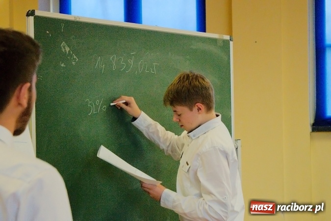 Zdjęcie w galerii na portalu naszraciborz.pl: VI powiatowy Konkurs Wiedzy Ekonomicznej za nami. Gimnazjaliści z Kuźni Raciborskiej najlepsi wiadomości z regionu