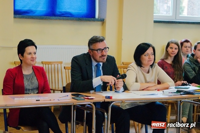 Zdjęcie w galerii na portalu naszraciborz.pl: VI powiatowy Konkurs Wiedzy Ekonomicznej za nami. Gimnazjaliści z Kuźni Raciborskiej najlepsi wiadomości z regionu