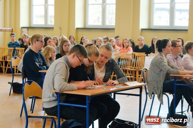 Zdjęcie w galerii na portalu naszraciborz.pl: VI powiatowy Konkurs Wiedzy Ekonomicznej za nami. Gimnazjaliści z Kuźni Raciborskiej najlepsi wiadomości z regionu