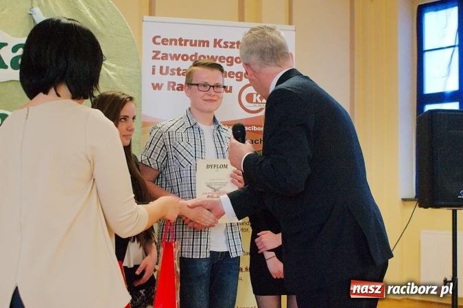 Zdjęcie w galerii na portalu naszraciborz.pl: VI powiatowy Konkurs Wiedzy Ekonomicznej za nami. Gimnazjaliści z Kuźni Raciborskiej najlepsi wiadomości z regionu