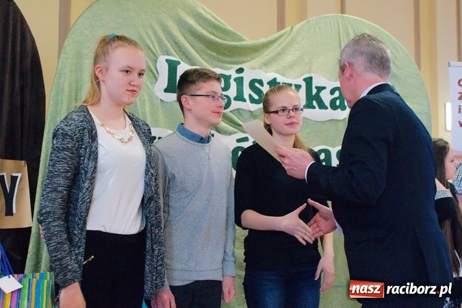 Zdjęcie w galerii na portalu naszraciborz.pl: VI powiatowy Konkurs Wiedzy Ekonomicznej za nami. Gimnazjaliści z Kuźni Raciborskiej najlepsi wiadomości z regionu