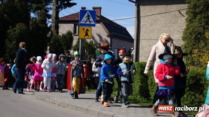 Zdjęcie w galerii na portalu naszraciborz.pl: Parada bajkowych postaci w bibliotece w Brzeziu  wiadomości z regionu