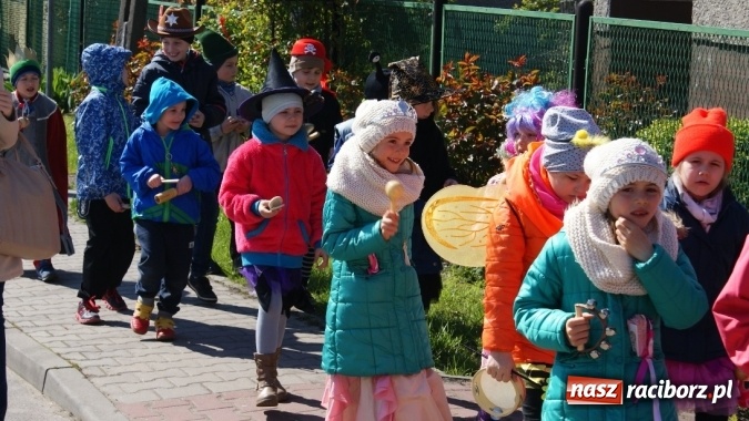 Zdjęcie w galerii na portalu naszraciborz.pl: Parada bajkowych postaci w bibliotece w Brzeziu  wiadomości z regionu