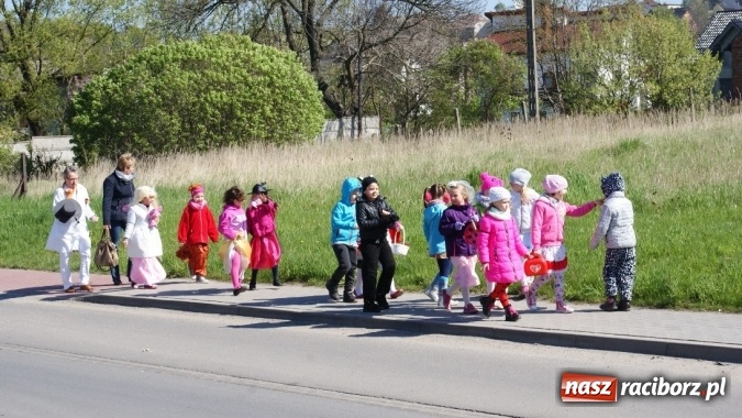 Zdjęcie w galerii na portalu naszraciborz.pl: Parada bajkowych postaci w bibliotece w Brzeziu  wiadomości z regionu