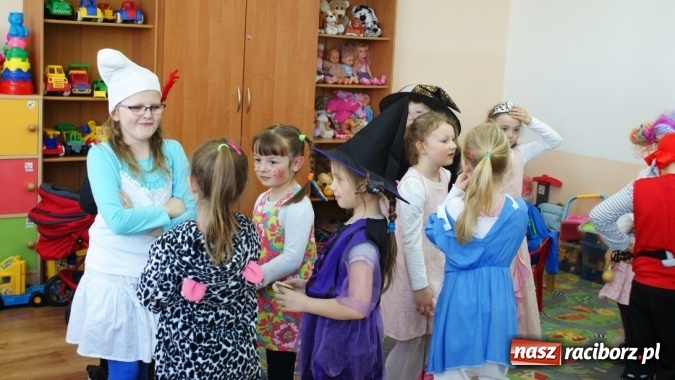 Zdjęcie w galerii na portalu naszraciborz.pl: Parada bajkowych postaci w bibliotece w Brzeziu  wiadomości z regionu