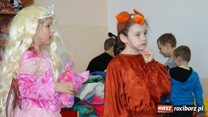 Zdjęcie w galerii na portalu naszraciborz.pl: Parada bajkowych postaci w bibliotece w Brzeziu  wiadomości z regionu