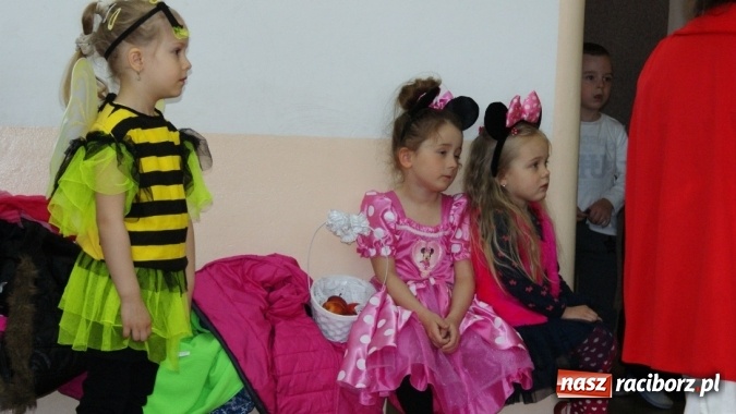 Zdjęcie w galerii na portalu naszraciborz.pl: Parada bajkowych postaci w bibliotece w Brzeziu  wiadomości z regionu