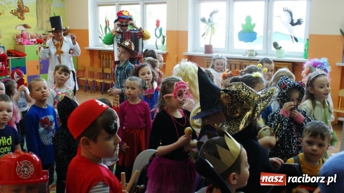 Zdjęcie w galerii na portalu naszraciborz.pl: Parada bajkowych postaci w bibliotece w Brzeziu  wiadomości z regionu