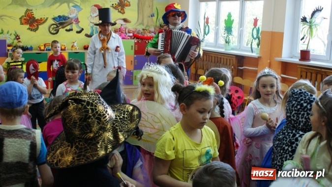 Zdjęcie w galerii na portalu naszraciborz.pl: Parada bajkowych postaci w bibliotece w Brzeziu  wiadomości z regionu