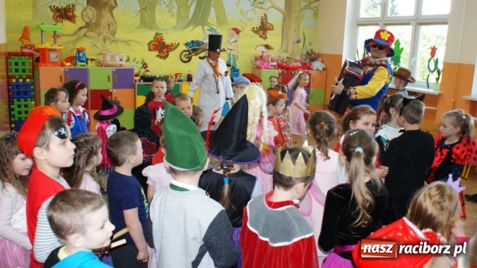 Zdjęcie w galerii na portalu naszraciborz.pl: Parada bajkowych postaci w bibliotece w Brzeziu  wiadomości z regionu