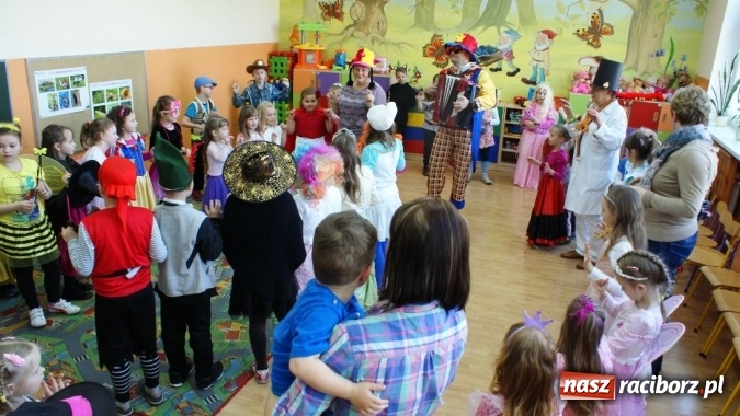 Zdjęcie w galerii na portalu naszraciborz.pl: Parada bajkowych postaci w bibliotece w Brzeziu  wiadomości z regionu