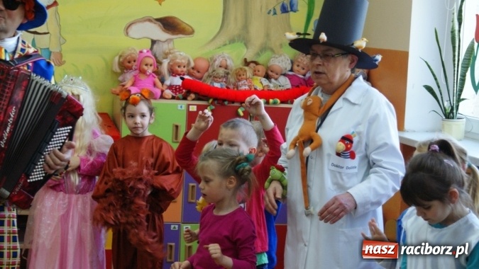 Zdjęcie w galerii na portalu naszraciborz.pl: Parada bajkowych postaci w bibliotece w Brzeziu  wiadomości z regionu