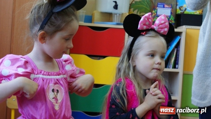 Zdjęcie w galerii na portalu naszraciborz.pl: Parada bajkowych postaci w bibliotece w Brzeziu  wiadomości z regionu