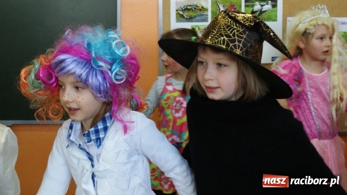 Zdjęcie w galerii na portalu naszraciborz.pl: Parada bajkowych postaci w bibliotece w Brzeziu  wiadomości z regionu