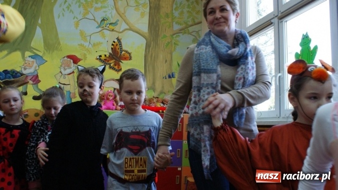 Zdjęcie w galerii na portalu naszraciborz.pl: Parada bajkowych postaci w bibliotece w Brzeziu  wiadomości z regionu