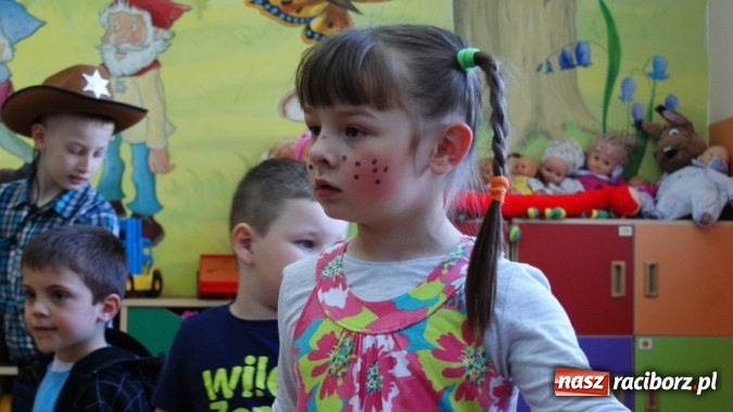 Zdjęcie w galerii na portalu naszraciborz.pl: Parada bajkowych postaci w bibliotece w Brzeziu  wiadomości z regionu