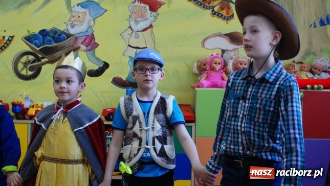 Zdjęcie w galerii na portalu naszraciborz.pl: Parada bajkowych postaci w bibliotece w Brzeziu  wiadomości z regionu