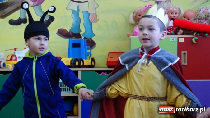 Zdjęcie w galerii na portalu naszraciborz.pl: Parada bajkowych postaci w bibliotece w Brzeziu  wiadomości z regionu