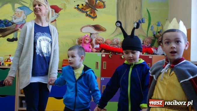 Zdjęcie w galerii na portalu naszraciborz.pl: Parada bajkowych postaci w bibliotece w Brzeziu  wiadomości z regionu