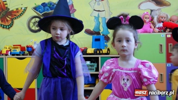 Zdjęcie w galerii na portalu naszraciborz.pl: Parada bajkowych postaci w bibliotece w Brzeziu  wiadomości z regionu