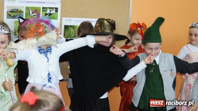 Zdjęcie w galerii na portalu naszraciborz.pl: Parada bajkowych postaci w bibliotece w Brzeziu  wiadomości z regionu