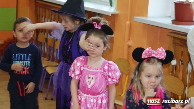 Zdjęcie w galerii na portalu naszraciborz.pl: Parada bajkowych postaci w bibliotece w Brzeziu  wiadomości z regionu
