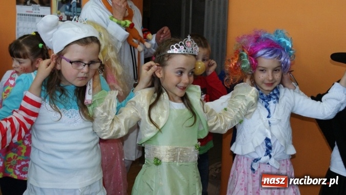 Zdjęcie w galerii na portalu naszraciborz.pl: Parada bajkowych postaci w bibliotece w Brzeziu  wiadomości z regionu