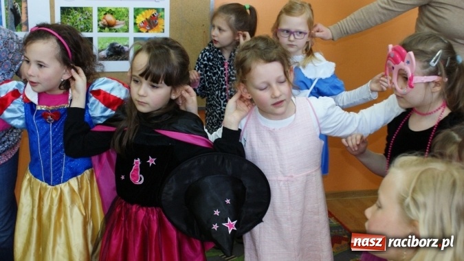 Zdjęcie w galerii na portalu naszraciborz.pl: Parada bajkowych postaci w bibliotece w Brzeziu  wiadomości z regionu