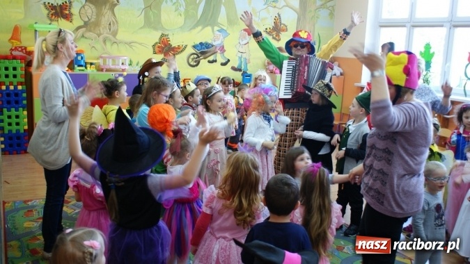 Zdjęcie w galerii na portalu naszraciborz.pl: Parada bajkowych postaci w bibliotece w Brzeziu  wiadomości z regionu