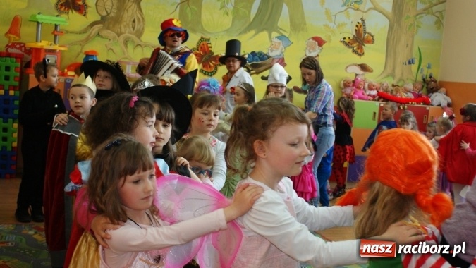 Zdjęcie w galerii na portalu naszraciborz.pl: Parada bajkowych postaci w bibliotece w Brzeziu  wiadomości z regionu