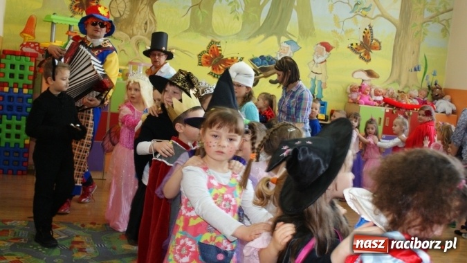 Zdjęcie w galerii na portalu naszraciborz.pl: Parada bajkowych postaci w bibliotece w Brzeziu  wiadomości z regionu