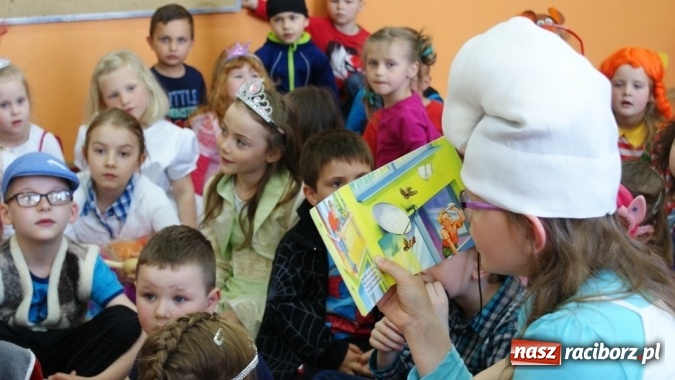 Zdjęcie w galerii na portalu naszraciborz.pl: Parada bajkowych postaci w bibliotece w Brzeziu  wiadomości z regionu