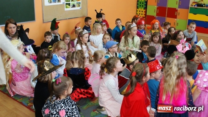 Zdjęcie w galerii na portalu naszraciborz.pl: Parada bajkowych postaci w bibliotece w Brzeziu  wiadomości z regionu