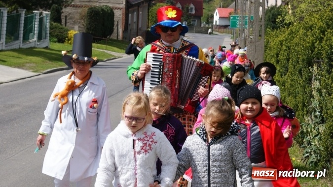 Zdjęcie w galerii na portalu naszraciborz.pl: Parada bajkowych postaci w bibliotece w Brzeziu  wiadomości z regionu