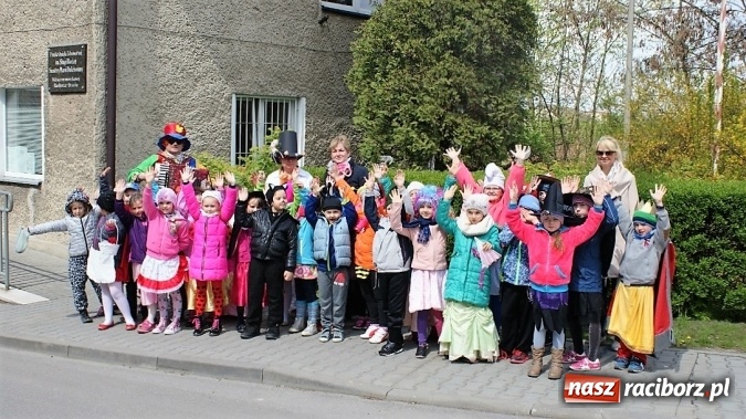 Zdjęcie w galerii na portalu naszraciborz.pl: Parada bajkowych postaci w bibliotece w Brzeziu  wiadomości z regionu