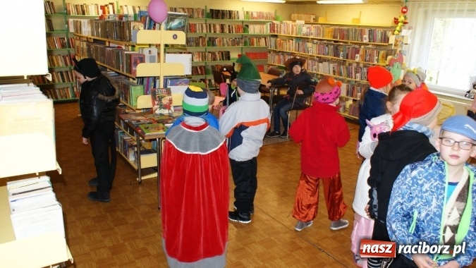 Zdjęcie w galerii na portalu naszraciborz.pl: Parada bajkowych postaci w bibliotece w Brzeziu  wiadomości z regionu