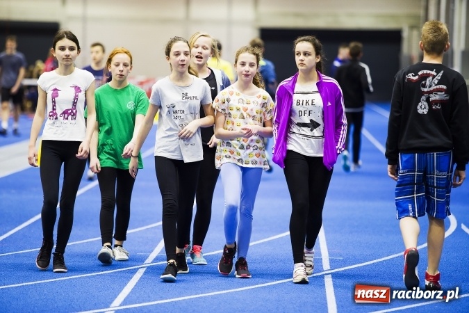 Zdjęcie w galerii na portalu naszraciborz.pl: Zmagania gimnazjalistów podczas halowych mistrzostw w lekkiej atletyce wiadomości z regionu