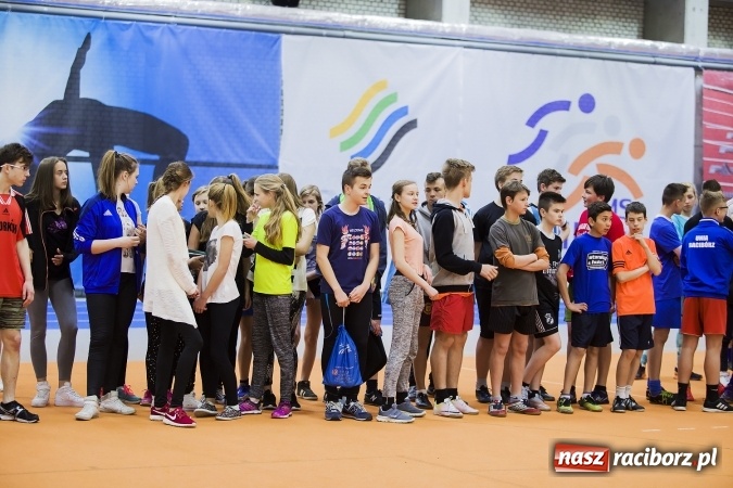 Zdjęcie w galerii na portalu naszraciborz.pl: Zmagania gimnazjalistów podczas halowych mistrzostw w lekkiej atletyce wiadomości z regionu