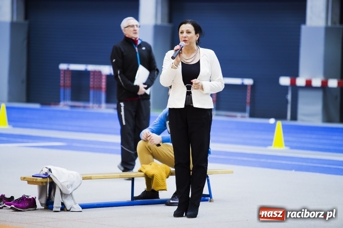 Zdjęcie w galerii na portalu naszraciborz.pl: Zmagania gimnazjalistów podczas halowych mistrzostw w lekkiej atletyce wiadomości z regionu