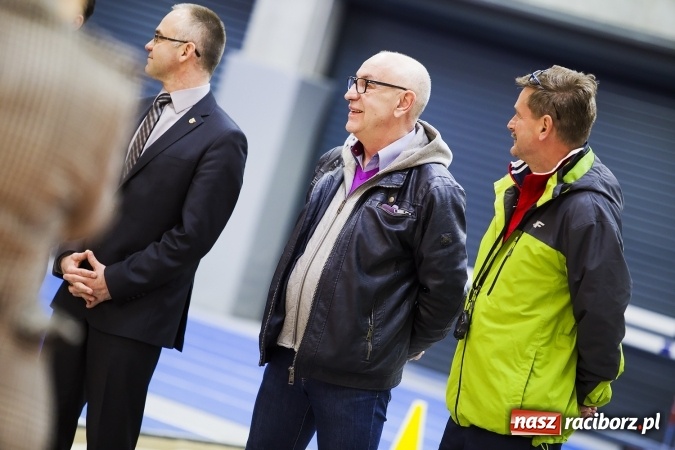 Zdjęcie w galerii na portalu naszraciborz.pl: Zmagania gimnazjalistów podczas halowych mistrzostw w lekkiej atletyce wiadomości z regionu