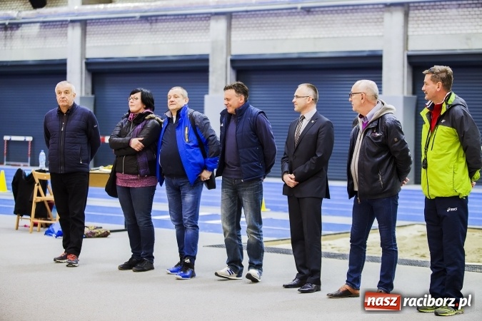 Zdjęcie w galerii na portalu naszraciborz.pl: Zmagania gimnazjalistów podczas halowych mistrzostw w lekkiej atletyce wiadomości z regionu