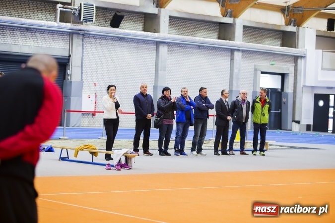 Zdjęcie w galerii na portalu naszraciborz.pl: Zmagania gimnazjalistów podczas halowych mistrzostw w lekkiej atletyce wiadomości z regionu