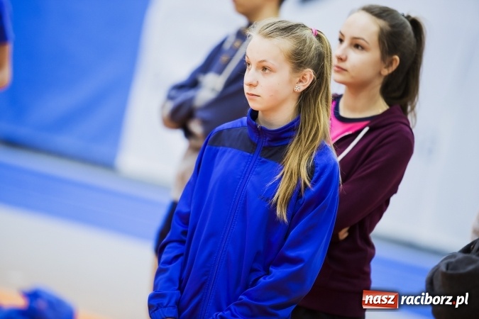 Zdjęcie w galerii na portalu naszraciborz.pl: Zmagania gimnazjalistów podczas halowych mistrzostw w lekkiej atletyce wiadomości z regionu