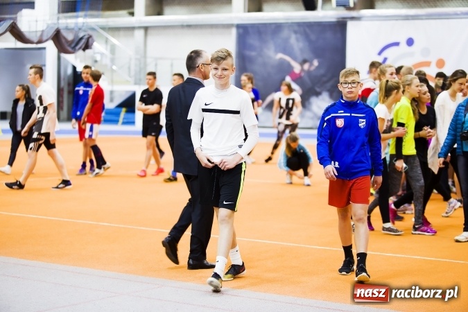 Zdjęcie w galerii na portalu naszraciborz.pl: Zmagania gimnazjalistów podczas halowych mistrzostw w lekkiej atletyce wiadomości z regionu