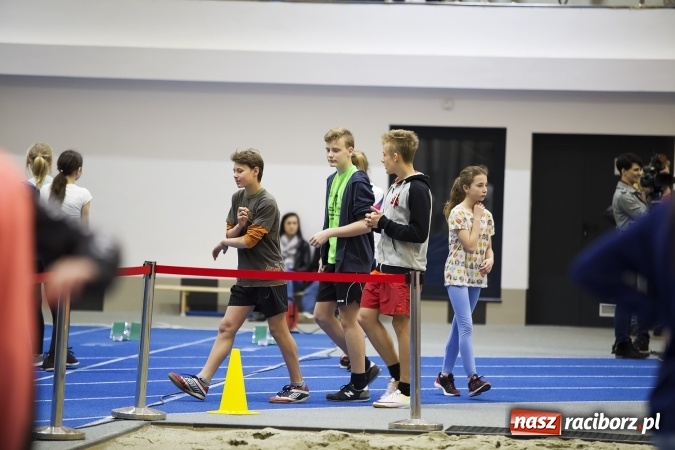 Zdjęcie w galerii na portalu naszraciborz.pl: Zmagania gimnazjalistów podczas halowych mistrzostw w lekkiej atletyce wiadomości z regionu